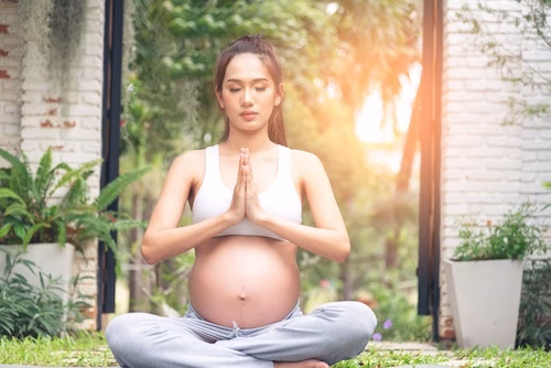 accompagner femmes enceintes par le yoga et les thérapies naturelles
